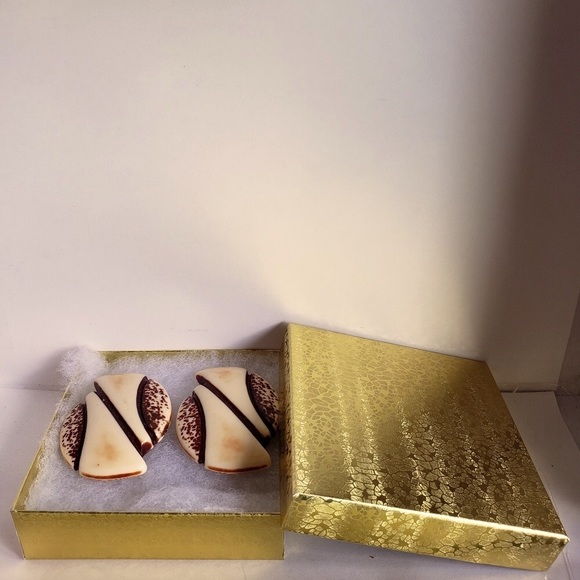 2 1/4” Vintage Cream & Brown Clip-Ons - Picture 4 of 4